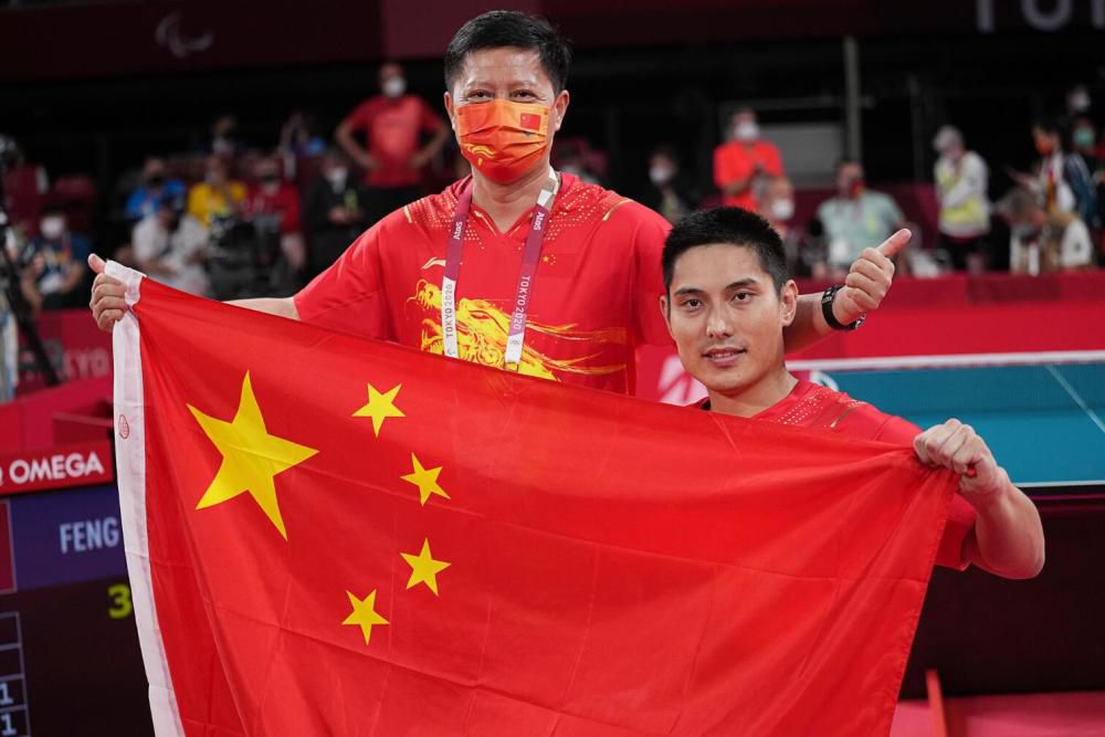 共产主义以同等和秩序为焦点，自由主义以自由和平易近主为焦点，如许两种价值不雅自然的缺点都使得它们不成能和谐，犹如水火。